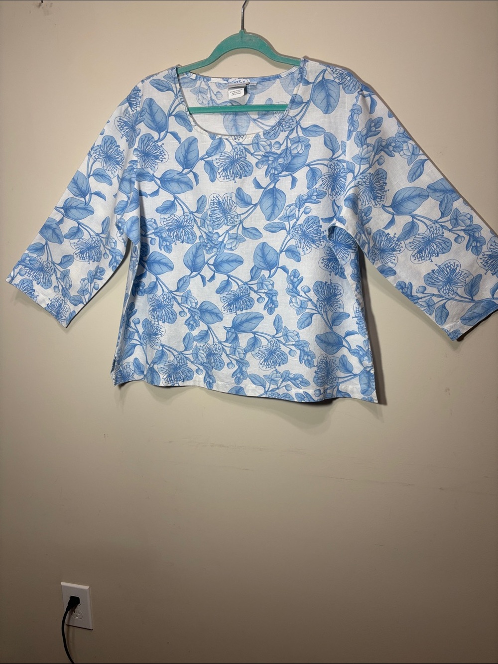 Hot Cotton 58%Linen 42% Cotton White Top with Blue Floral Print
